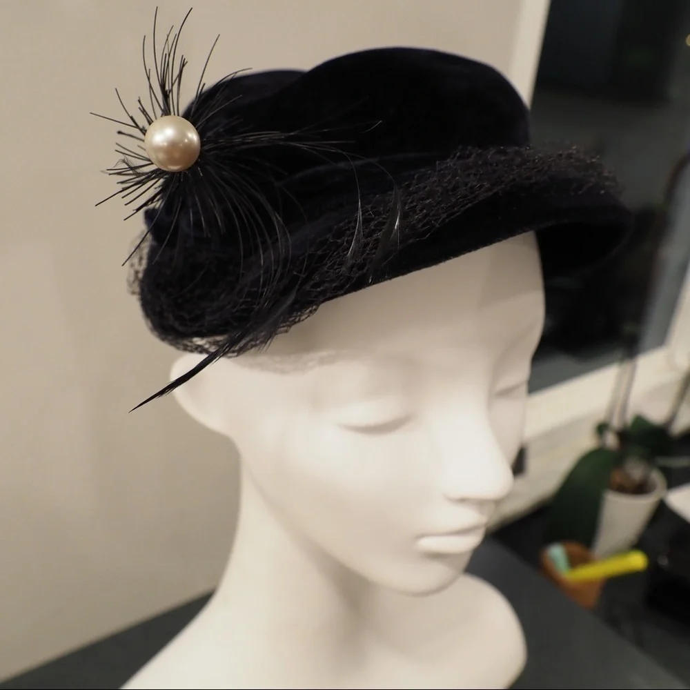 Vintage navy velvet hat fishnet feather faux pearl - Picture 5 of 13